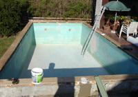 sanierungsbedürftiges Schwimmbecken